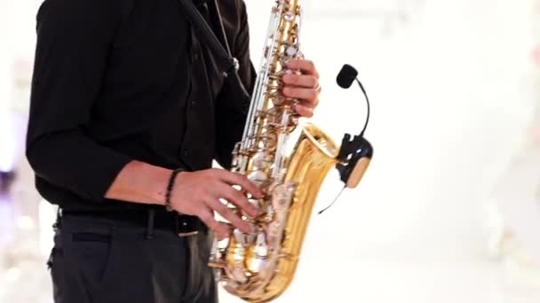 Saxofonist Zwart Shirt Broek Speelt Jazz Gouden Saxofoon Met Microfoon — Stockvideo