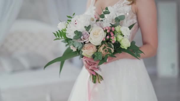 Ελκυστική Νύφη Φανταχτερό Λευκό Νυφικό Κομψό Μπουκέτο Λουλούδια Γαμήλια Ημέρα — Αρχείο Βίντεο