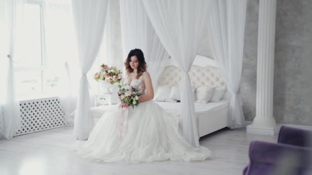 Beyaz Dantel Elbiseli Güzel Genç Manken Beyaz Bir Yatakta Oturuyor — Stok video