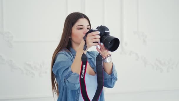 Fotógrafa Profesional Mujer Está Tomando Fotos Joven Novia Sexy Estudio — Vídeo de stock