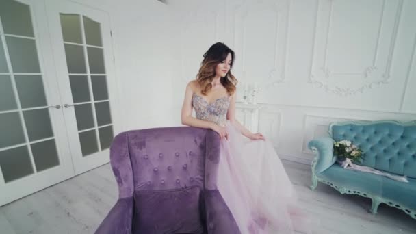 Fantástica Joven Con Vestido Lujo Está Posando Cámara Hermosa Modelo — Vídeo de stock