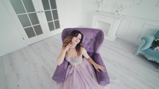 Jovem Luxo Com Maquiagem Perfeita Vestido Bonito Uma Cadeira Estúdio — Vídeo de Stock