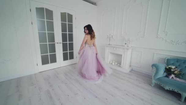 Modelo Jovem Vestido Noiva Está Girando Alegremente Quarto Espaçoso Noiva — Vídeo de Stock