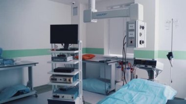 Özel bir klinikte modern ekipmanlarla hafif ameliyathane. Hastane içinde insan olmayan operasyonlar için özel donanımlı modern temiz ve düzenli bir dolap..