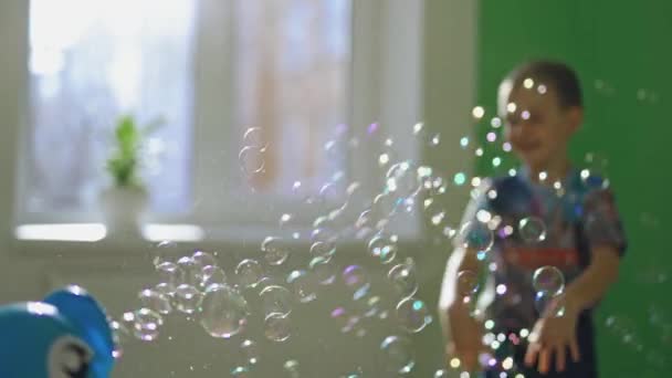 Kleine Jongen Speelt Met Heldere Ronde Bubbels Barst Gelukkig Mooie — Stockvideo