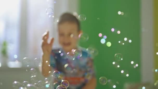 Okrągłe Bąbelki Latają Wewnątrz Pokoju Chłopiec Łapie Rozrywa Szczęśliwy Dzieciak — Wideo stockowe