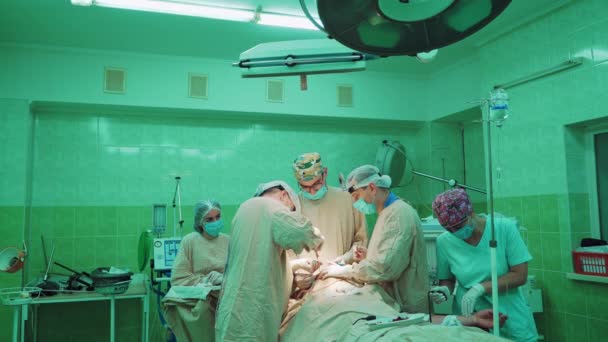 Cirujanos Masculinos Asistentes Mujeres Durante Operación Clínica Equipo Del Doctor — Vídeos de Stock