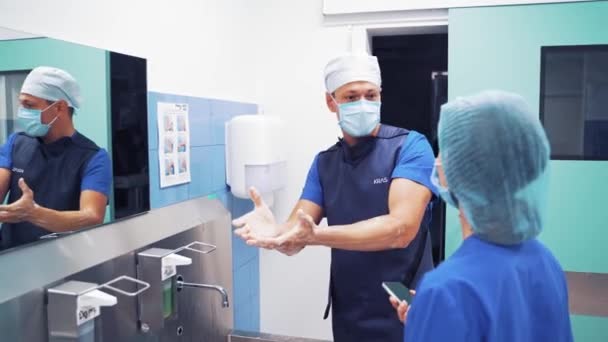 Doktor Ameliyattan Sonra Bir Kadınla Sohbet Ediyor Ellerini Yıkıyor Klinikteki — Stok video