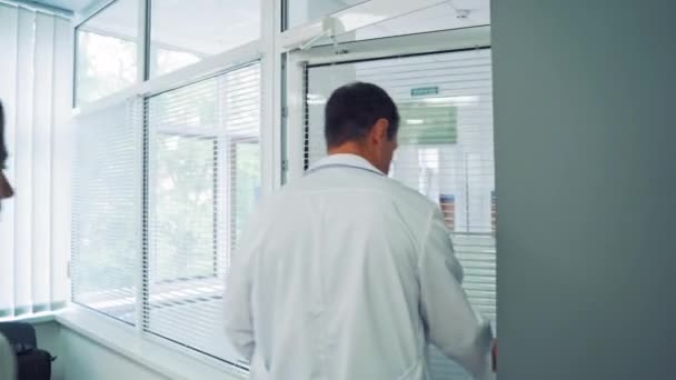 Vue Arrière Homme Une Femme Manteau Médical Sortant Chambre Hôpital — Video