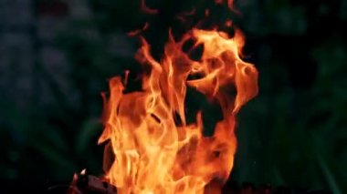 Yanan ateş. Şenlik ateşi. Siyah arka planda yanan alevlerin kapatılması, yavaş çekim