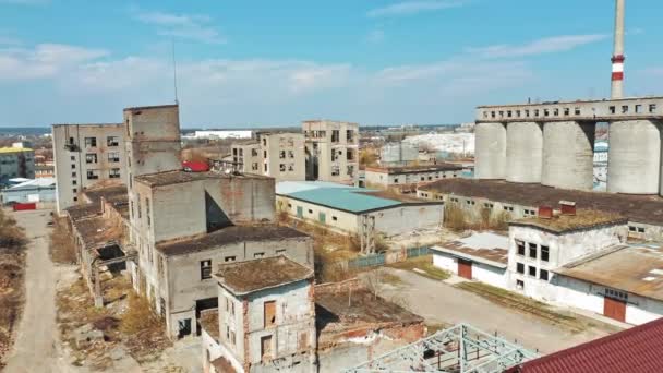 Luchtfoto Van Een Oude Fabrieksruïne Gebroken Ramen Oud Industrieel Gebouw — Stockvideo