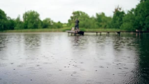 Hombre Que Pesca Viejo Muelle Madera — Vídeos de Stock