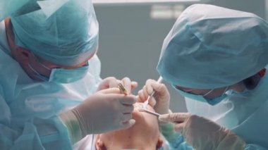 Diş implantı ameliyatı. İmplant yerleştirme ameliyatı sırasında dişçiler
