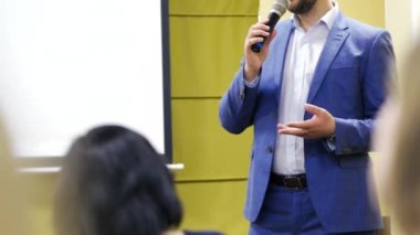 Kürsüde hoparlör. Konferans salonundaki insanlar. Arka görünüm