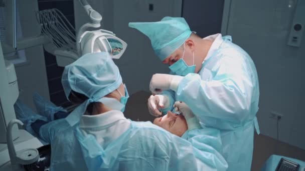 Dentysta Trakcie Interwencji Dentystycznych Pacjentem Pojęcie Klinika Stomatologiczna — Wideo stockowe