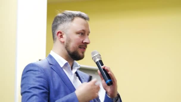 Joven Hombre Negocios Sala Conferencias Negocios Con Presentaciones Públicas Público — Vídeos de Stock