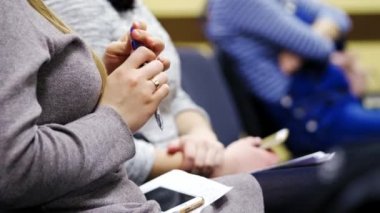 Kağıda yazı yazan iş adamlarının yakın çekimi. İş semineri.