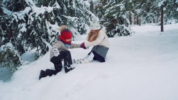 Niños Sonrientes Jugando Nieve Vacaciones Invierno — Vídeos de Stock