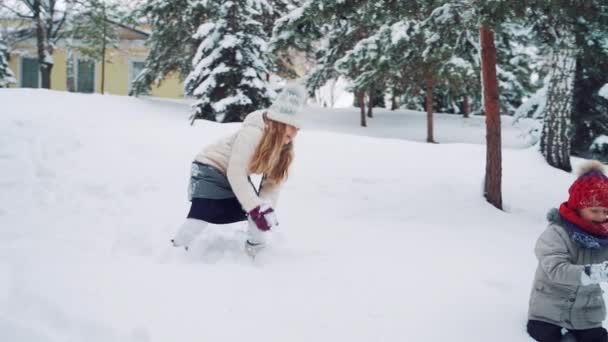 Kind Speelt Buiten Sneeuw Outdoor Plezier Voor Familie Kerstvakantie — Stockvideo