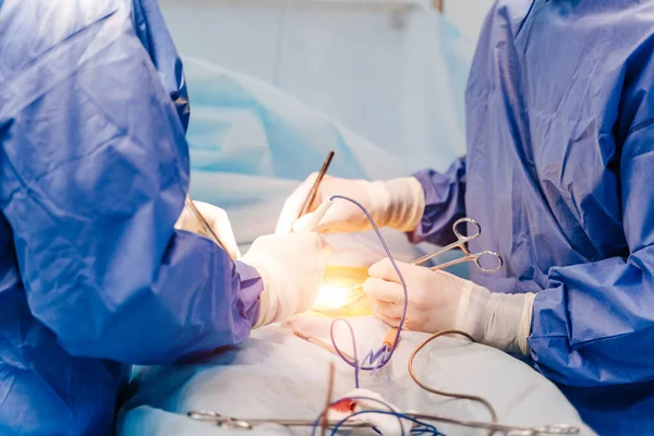 Műtőben Kórházi Műtőben Operáló Orvosi Csapat Sebészeti Műszerekkel Végzett Munka — Stock Fotó