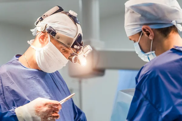 Operationsprozess Mit Medizinischen Geräten Zwei Chirurgen Operationssaal Mit Operationsausrüstung Und — Stockfoto