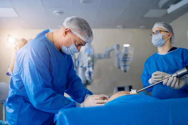 Équipe Médicale Aide Patient Groupe Chirurgiens Travaille Dans Bloc Opératoire — Photo