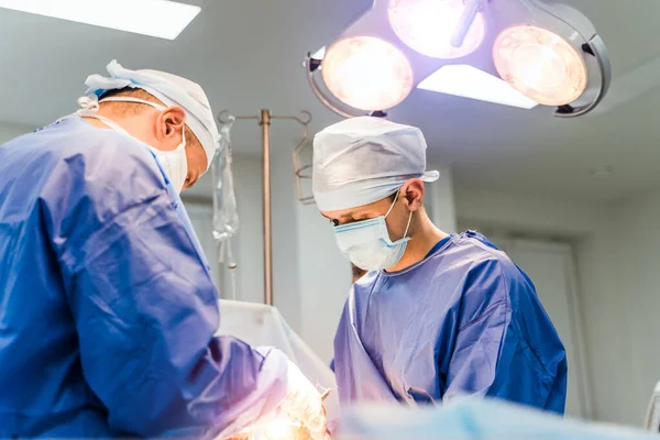 Operationssaal Des Krankenhauses Team Aus Professionellen Chirurgen Und Assistenten Arbeitet — Stockfoto