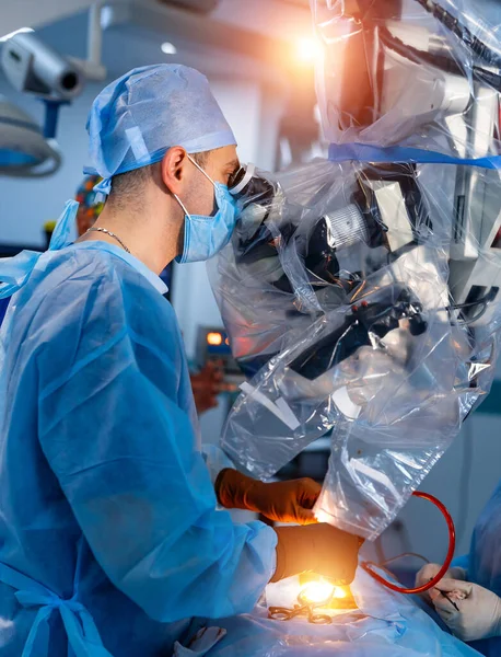 Chirurgien Salle Opération Travailler Avec Des Instruments Chirurgicaux Équipement Moderne — Photo
