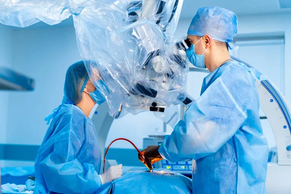 Sebészek Csoportja Műtőben Sebészeti Felszereléssel Orvosi Háttér — Stock Fotó