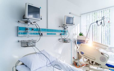 Bölgesel bir hastanede yaralananlar için modern tıbbi yatakları olan resüsitasyon odası. Coronavirus, virüs konsepti. COVID-19 kimliği. Salgın.
