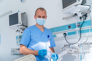 Maskeli doktor. Hastanedeki özel modern oda. Modern tıp yatağı ve modern koğuşta özel bir cihaz..