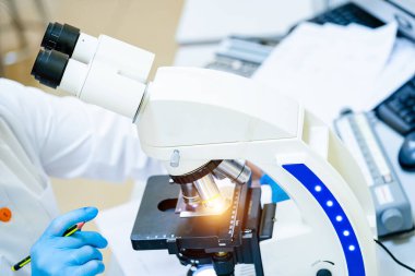 Mikroskop laboratuvarda. Bilimsel ve tıbbi araştırma konsepti. Laboratuvarda mikroskop altında çalış.
