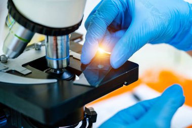 Laboratuvar mikroskobu. Seçici odaklanma. Bilimsel ve tıbbi araştırma konsepti. DNA araştırması ve hastalık tanımlama yöntemleri.