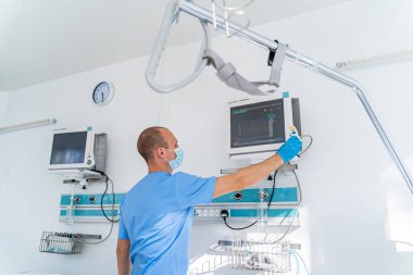 Akciğer havalandırması için tıbbi gaz karışımı sağlayan ekipman. Monitör resüsitasyon ve anestezi. Doktor izleme sonuçları.
