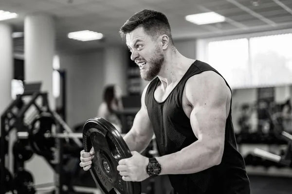 Yakışıklı Atletik Vücut Geliştirici Halterle Egzersiz Yapıyor Fitness Kaslı Vücut — Stok fotoğraf