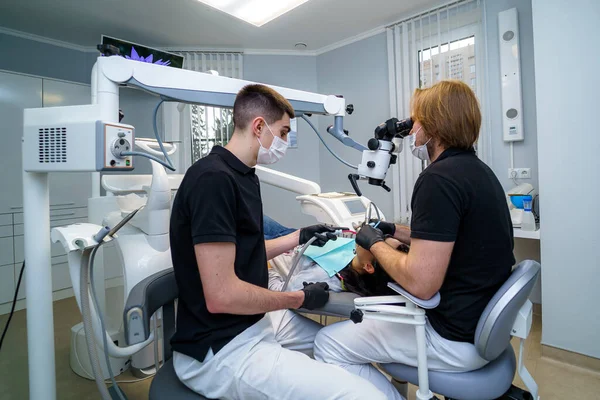 Dois Dentistas Examinam Dentes Paciente Para Tratamento Adicional Armário Estomatologia — Fotografia de Stock