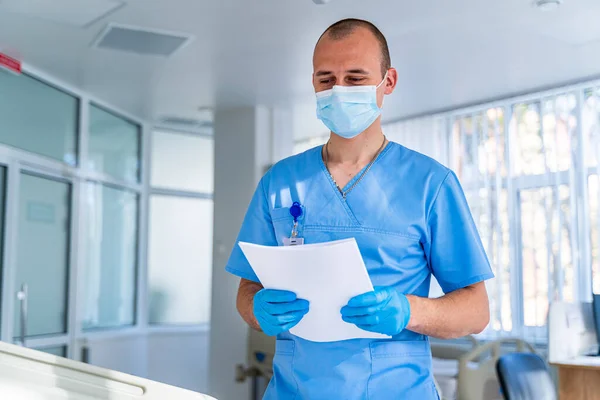 Hivatásos Sebész Komoly Ember Orvosi Egyenruhában Műtőben Áll Kórházban Dolgozni — Stock Fotó