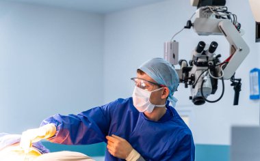 Ameliyathanede çalışan bir cerrah. Hastane geçmişi. İşteki doktor. İşlem robotunun arkaplanı.