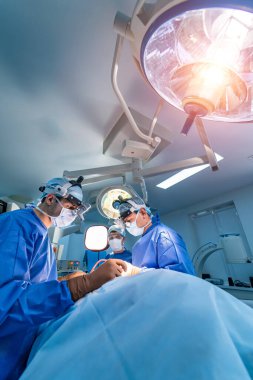 Ameliyathanede çalışan cerrahlar. Hastane geçmişi. İş yerindeki erkek doktorlar ekrana bakıyor. Tıbbi konular tartışılıyor..