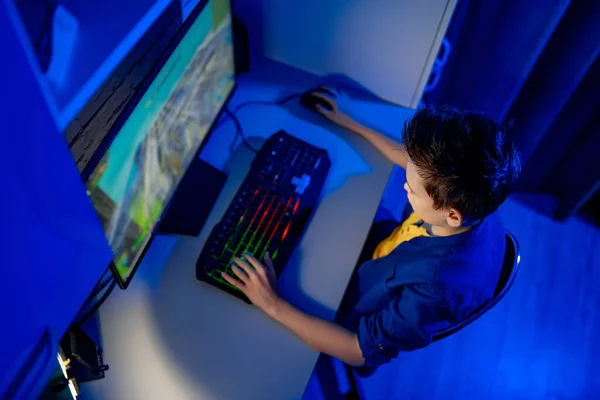 Ocio Niños Tecnología Concepto Gente Gamer Boy Computer Playing Video — Foto de Stock