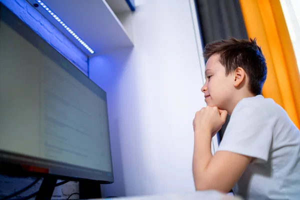 Rapaz Estudar Casa Aulas Quarentena Casa Fazendo Testes Casa Enquanto — Fotografia de Stock