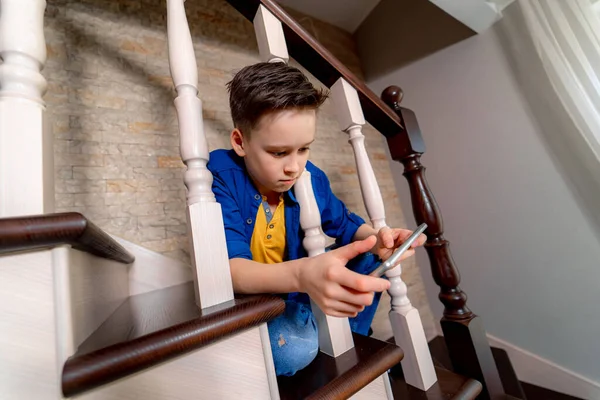 Niño Jugando Con Teléfono Inteligente Sentado Las Escaleras Vista Desde —  Fotos de Stock