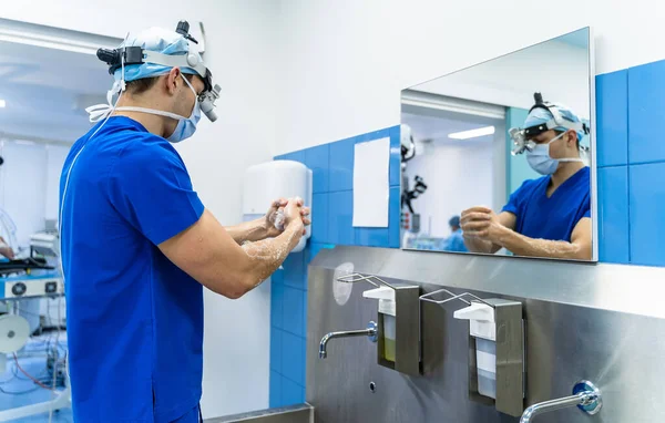 Хірург Перед Операцією Очищає Руки Антисептиком Мити Руки Часто Щоб — стокове фото