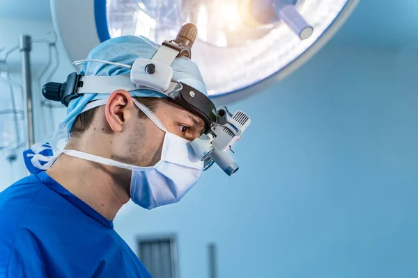 Neurochirurg Operuje Robotem Medycznym Nowoczesne Automatyczne Urządzenie Medyczne Sala Operacyjna — Zdjęcie stockowe