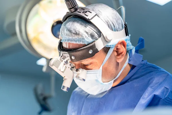 Mężczyzna Lekarz Pracuje Sali Operacyjnej Strzelanina Okrężna Sprzęt Medyczny Pierwsza — Zdjęcie stockowe