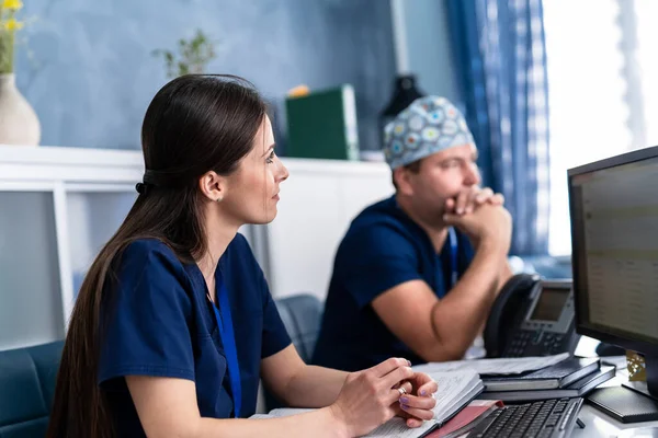 Dois Médicos Discutir Perícia Médica Escritório Computador Médicos Homens Mulheres — Fotografia de Stock