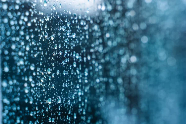 天然水がガラスに落ちる 選択的フォーカス 雨の街の背景 — ストック写真
