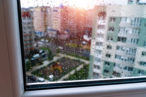 天然水がガラスに落ちる 選択的フォーカス 雨の街の背景 — ストック写真