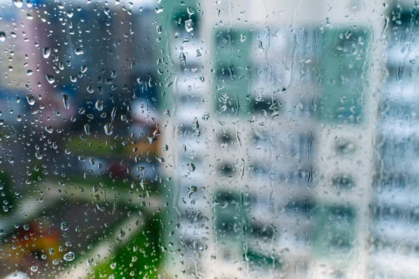 Natuurlijke Waterdruppel Glas Selectieve Focus Regenachtige Stad Achtergrond — Stockfoto