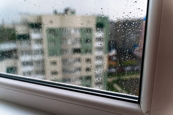 Gotas Lluvia Vidrio Ventana Enfoque Selectivo Fondo Ciudad Lluviosa —  Fotos de Stock